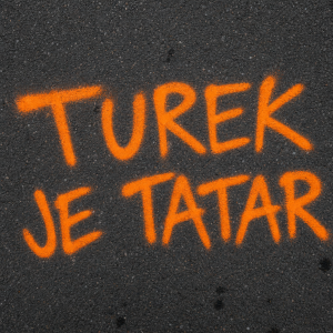 TUREK
JE TATAR
Nápis bude v oranžové barve zvýrazňovače. Bude vypadat jako psaný sprejem na silnici.