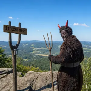 Železné hory s čertem za jasného počasí