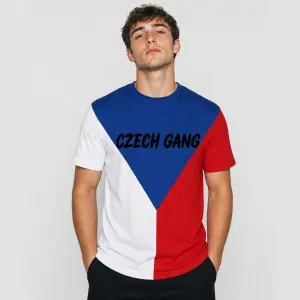 v barvách české vlajky, modrý klín od středu trika, zepředu vlevo bílá, vpravo červená, na hrudi černý nápis CZECH GANG
