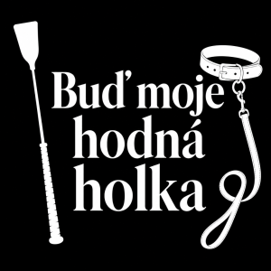 Bílé siluety jezdeckého bičíku, obojku s vodítkem a mezi nimi velký bílý nápis "Buď moje hodná holka" na černém pozadí