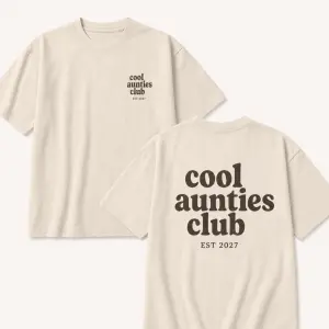 oba potisky budou na zední straně trička. hlavní nápis: cool aunties club
menším písmem pod nadpis EST 2027
