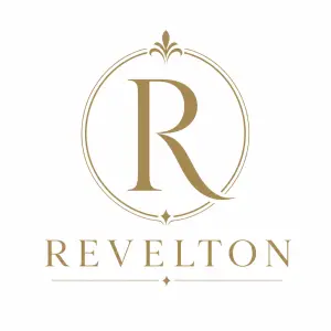Logotyp hotelu REVELTON. Velké písmeno R uprostřed, pod ním název REVELTON