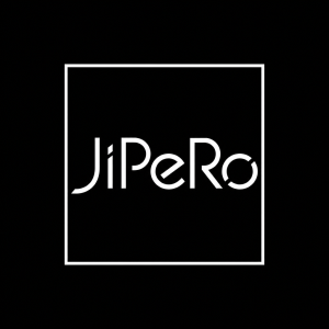 vytvoř černobílé logo s nápisem JiPeRo v černém čverci s černým pozadím, vystylizuj to
