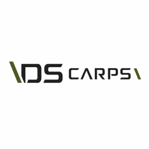 grafický návrh nápisu "DS Carps" v čistém moderním outdoorovém stylu, jednoduché elegantní, ostré bezpatkové písmo.
