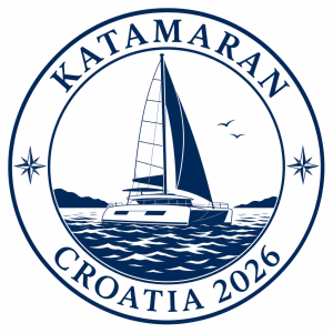 Kruhové námořní logo, v námořní modři. Obsahuje siluetu katamaranu na vodě a nápis Katamaran nahoře a Croatia 2026 dole