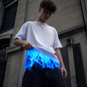 ze spodu bílého trička vytvoř modrý oheň