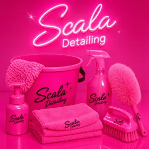 Scala Detailing a obrázek nějaké pomůcky na úklid a vše svítivě růžové