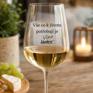 Sklenka bílého vína s nápisem
Vše co k životu potřebují je láska. Ale slovo láska přeškrtnuté a nad ním přepsané Víno.