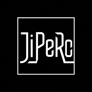 vytvoř černobílé logo s nápisem JiPeRo v černém čverci s černým pozadím, vystylizuj to