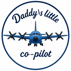 uprostred kruhu je modre letadlo zepředu, má čtyři vrtule, nad letadlem je napis Daddy's little, pod nám co-pilot