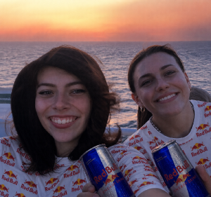 Udelat na cele tricko mala loga redbull