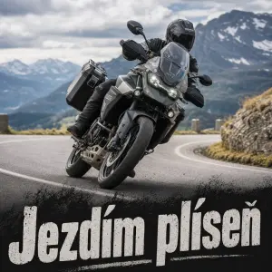 motorkar na cestovim enduru triumph v naklonu a pod nim napi Jezdim plíseň