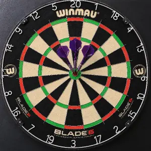 šipkařský terč winmau se třemi fialovými šipkami ve středu terče.