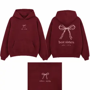 světlou burgundy mikinu, na zádech nakreslená maslička a pod tím best sisters a pod tím eifos + eivlis na přední mensi