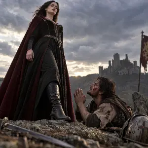 HRDÁ ŽENA STOJÍCÍ NAD PADLÝM MUŽEM, KTERÝ JÍ PROSÍ O MILOST