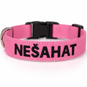 Růžový obojek s černým nápisem nešahat