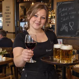 Jméno Renat
Pracuje jako servírka
Má rada víno a pivo
Světle hnědé vlasy
Lehce baculatá tvář
Menší prsa