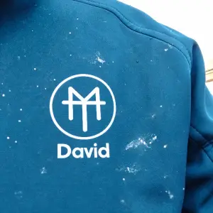 Pouze bílé logo a dát pod něj jméno David