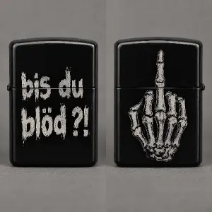 Jedna strana na zapalovači nápis bis du blöd ?!
Druhá strana na zapalovači : prostředníček jako ruka kostra
