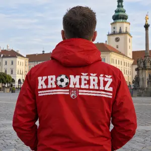 Nápis KROMĚŘÍŽ místo písmena O bude fotbalový míč tak aby bunda působila fanouškovsky napiš musí být červený