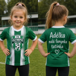 Znak FK Olympie Březová na hrudi ve předu. A na zádech napsáno Adélka malá fanynka tatínka.