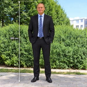 Hlavu potřebuji v životní velikosti muže, který celý měří 186 cm. C