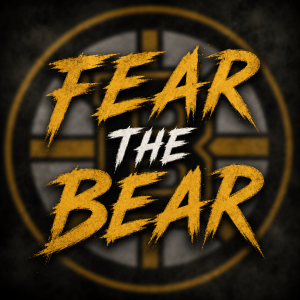 Nápis "Fear the Bear" a na pozadí nápisu rozmazané logo Boston Bruins