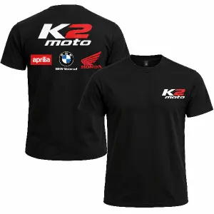Logo K2 moto vpravo vepredu. Vzadu velke logo K2 moto nahore uprostred. Pod nim loga: Aprilia, BMW Motorrad, Honda