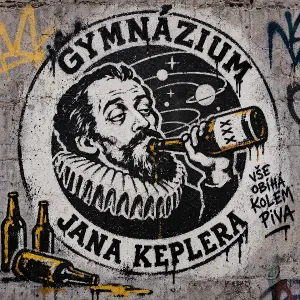 Logo gymnázia jana keplera humorně upravené pro alkoholika