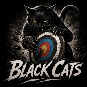 černá kočka v útoku držící terč se šipkama, nápis BLACK CATS