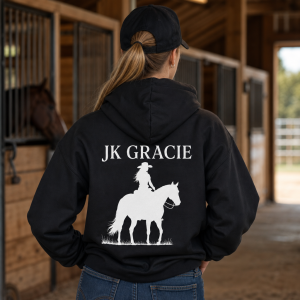 Chci na zadní záda nápis bílím JK GRACIE
A chci aby tam byla silueta kovbojky s koněm a aby to bylo taky bílé