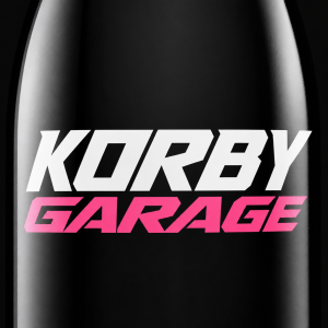 potřebuji dat na flašku název svojí firmy KORBY GARAGE tak aby slovo KORBY bílo bílé a slovo GARAGE růžové