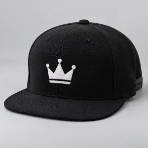 Jedná se o klasickou černou snapback kšiltovku. Na přední straně je umístěno jednoduché a minimalistické logo bílé kor