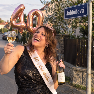 žena slavící 40. narozeniny pijící víno na ulici Jabloňová