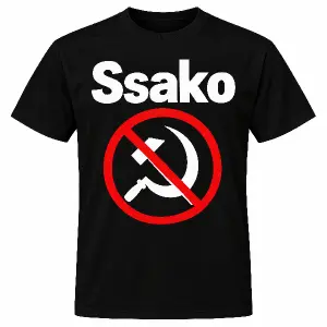 Vepředu nápis Ssako bíle, pod ním přeškrtnuté logo srpaty a komunistého srpu kdy obě loga budou v kruhu
