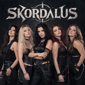 postavy dívek ze skupiny skordalus s nápisem skordalus