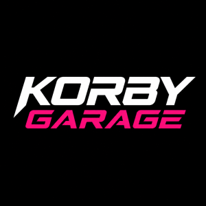 Logo Firmy KORBY GARAGE v moderním fondu stím že Slovo KORBY bude bíle a slovo GARAGE růžové