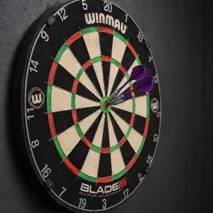 šipkařský terč winmau se třemi fialovými šipkami ve středu terče. otoč tento terč lehce do leva