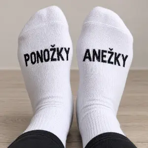 Na pravé ponožce nápis PONOŽKY a na levé nápis ANEŽKY