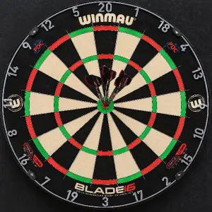 celý šipkový terč značky winmau blade 6 se třemi šipkami zapíchnutými v červeném středu.
