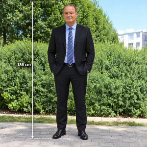 Hlavu potřebuji v životní velikosti muže, který celý měří 186 cm