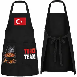Černá zástěra, nahoře vlajka turecka, na kapsu obrázek: kotlíkový guláš, na druhou stranu nápis: TURCI TEAM (pod sebe)