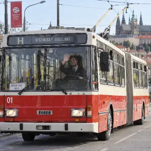 Muj partner, jak řídí Historický kloubový trolejbus Škoda 15Tr s evidenčním číslem 01 a mává
