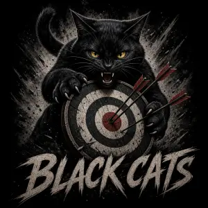 černá kočka v útoku držící terč se šipkama, nápis BLACK CATS