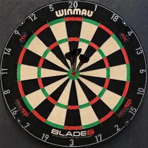 celý šipkový terč značky winmau blade 6 se třemi šipkami zapíchnutými v červeném středu s černymi letkami