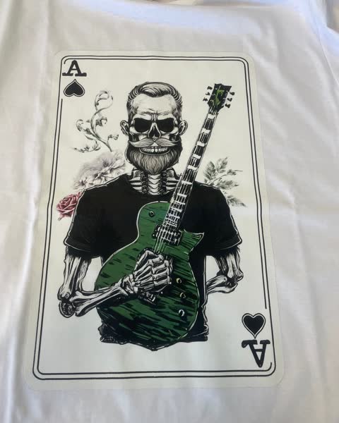 Bílé tričko s detailní ilustrací kostlivce s kytarou na hrací kartě eso