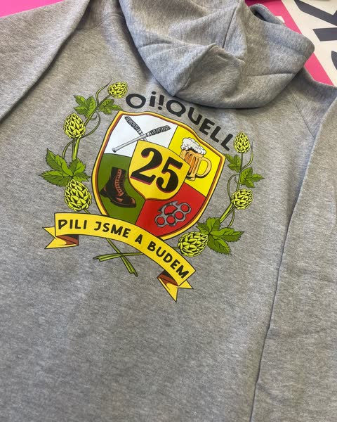 Šedá mikina s barevným erbem, číslem 25 a nápisem Pili jsme a budem