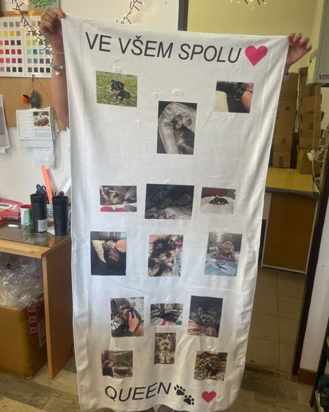 Bílá textilie s koláží rodinných fotografií a nápisem Ve všem spolu