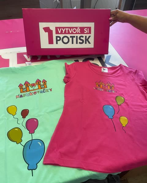 Mentolové a růžové tričko s barevnými balonky a logem Nafukovačky