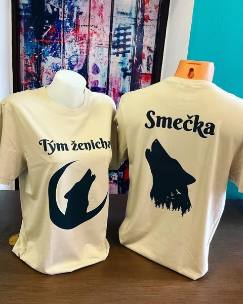 Dvě béžová trička s nápisy Tým ženicha a Smečka a siluetou vyjícího vlka